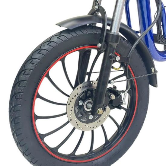 صورة دراجة كهربائية زرقاء بمقعدين سلة أمامية وشنطة توصيل خلفية